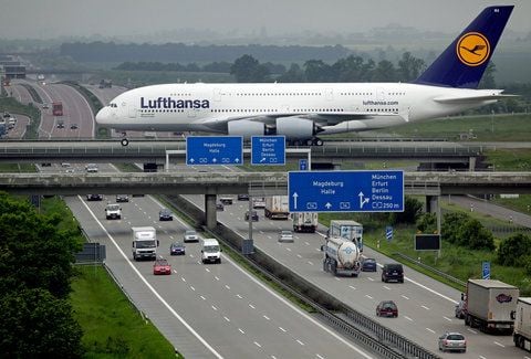 Ein Airbus A380 der Lufthansa überquert eine Rollbrücke über die Autobahn A14 auf dem Flughafen Leipzig/Halle. (ARCHIVFOTO: DPA)