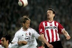 Massimo Ambrosio (li.) vom AC Mailand und Jan Vennegoor of Hesselink vom PSV Eindhoven. (Foto: dpa)