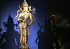 Eine Fotograf macht in der Tibet-Ausstellung am Donnerstag (17.08.2006) in der Villa Hügel in Essen ein Bild der Statue des zukünftigen Buddhas. (Foto: dpa)