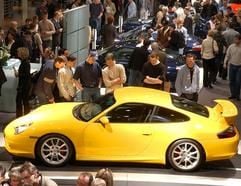 Auf der Messe "Auto Mobil International" in Leipzig finden am Sonntag (13.04.2003), dem Abschlusstag der AMI, die Sportfahrzeuge der Luxusmarke Porsche das Interesse der Besucher. Der seit einem halben Jahr in Leipzig ansässige Autohersteller gehört zu den 415 Ausstellern aus 16 Ländern, die hier neun Tage ihre Modellpremieren, Messeneuheiten und Prototypen vorstellten. Die Messe geht am frühen Abend voraussichtlich mit einem Besucherrekord zu Ende. Zur Halbzeit am vergangenen Mittwoch hatten 151 000 Besucher und damit 16 Prozent mehr als im Vorjahr die Messe besucht. (Foto: dpa)