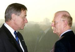 Der damalige Bundeswirtschafts- und Arbeitsminister Wolfgang Clement (l.) unterhält vor Beginn der Kabinettssitzung im Berliner Bundeskanzleramt mit dem damaligen Verteidigungsminister Peter Struck. (Foto: dpa)