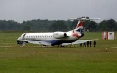 Rund 200 Meter entfernt vom Ende der Landebahn steht ein Embraer-Passagierflugzeug von British Airways auf einer Grasfläche des Flughafens in Hannover. (Foto: dpa)