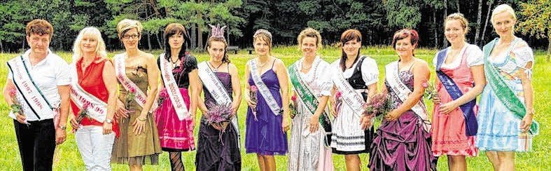 Heidekönigin Stefanie Krienitz im Kreise von zehn ihrer Amtsvorgängerinnen.