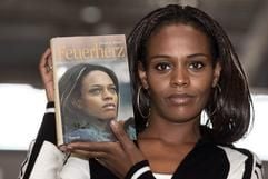 Die in Eritrea geborene Autorin und Sängerin Senait Mehari mit ihrem Buch «Feuerherz». (Foto: dpa)