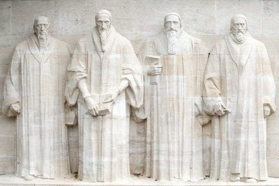 Das Reformationsdenkmal mit den Statuen von William (Guillaume) Farel (l-r), Johannes Calvin, Theodore de Beze and John Knox in Genf. (FOTO: DPA)