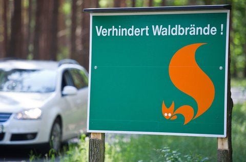 Ein Hinweisschild mit der Aufschrift «Verhindert Waldbrände!» steht in einem Waldgebiet. (SYMBOLFOTO: DPA)