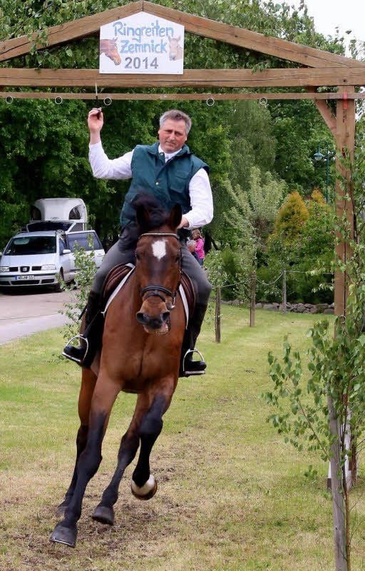 Beim Ringreiten in Zemnick dabei: Pferdesportler Dirk Röthe aus dem Ort, hier bei einem erfolgreichen „Ringstich“ im Galopp.