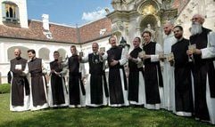 'Chant - Music for Paradise' lautet der Titel einer CD, die die Mönche vom Stift Heiligenkreuz vor dem Kloster in Österreich vorstellen. (Foto: dpa)