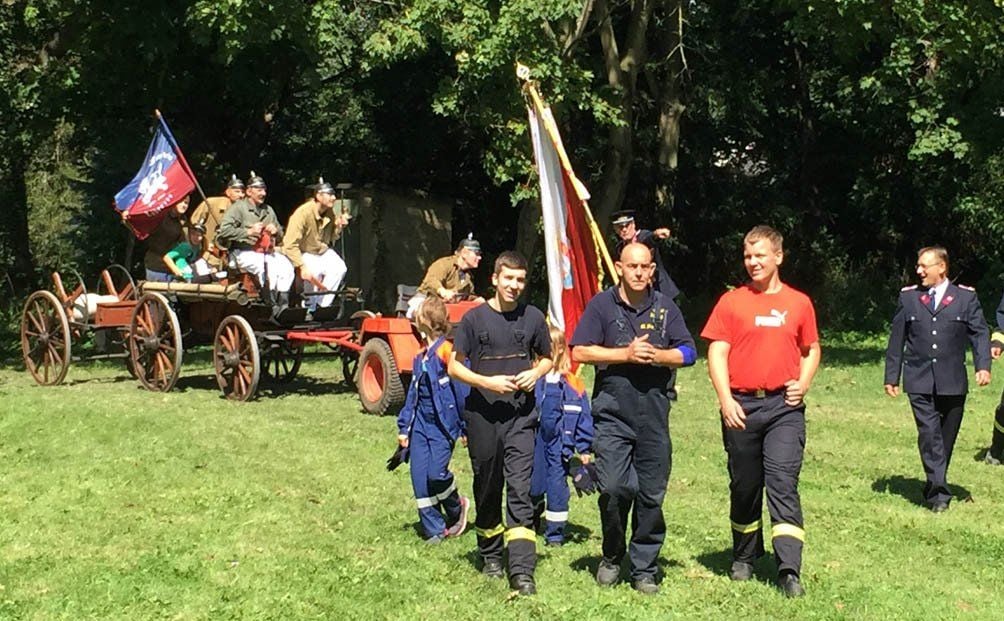 Ein Hingucker beim Umzug in Cösitz war die Pferdespritze der Freiwilligen Feuerwehr Löberitz. Gebaut im Jahr 1914 von der Firma H. Bräunert in Bitterfeld, gehört sie seitdem zum Bestand der Wehr, wird gepflegt und gehegt und ist sogar noch funktionstüchtig.