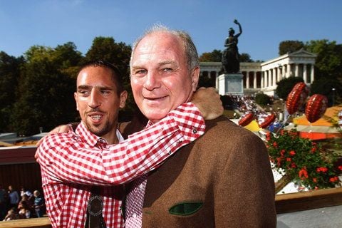 Der Präsident des FC Bayern, Uli Hoeneß und Spieler Franck Ribery lachen auf dem Oktoberfest in München. (FOTO: DPA)