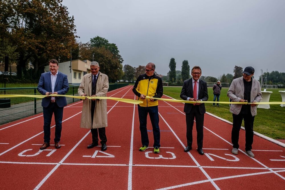 Mit dem traditionellen Scherenschnitt wird die neue Tartanbahn im Wittenberger Arthur-Lambert-Stadion für den Sport freigegeben.