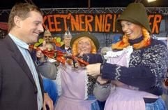 Seinen Schlips muss sich der Oberbürgermeister Kurt-Jürgen Zander (SPD,l) von den Traditionsfiguren Elma und Selma am Montag (11.11.2002) auf dem Marktplatz von Köthen abschneiden lassen. In der Hochburg des Karnevals in Sachsen-Anhalt wurde die "fünfte Jahreszeit" lautstark eingeläutet. Bis zum Rosenmontag bleibt der symbolische Schlüssel des Rathauses in den Händen der Narren. (Foto: dpa)