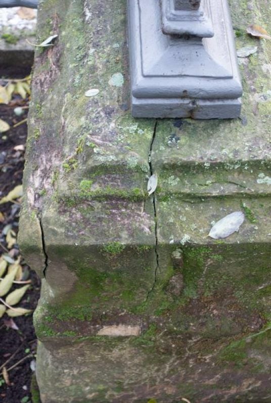 Der Sandsteinsockel des Grabes weist deutliche Risse auf.
