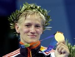 Yvonne Bönisch präsentiert stolz ihre Goldmedaille. Die 23-Jährige aus Potsdam gewann am Montag das Finale der Kategorie bis 57 kg und holte den ersten Sieg für die deutsche Mannschaft bei den Olympischen Spielen in Athen. (Foto: dpa)