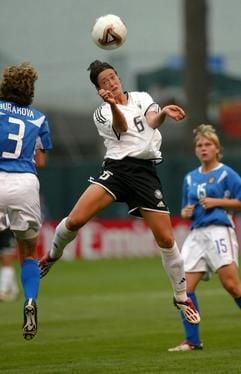 Renate Lingor beim Kopfball (Foto: dpa)