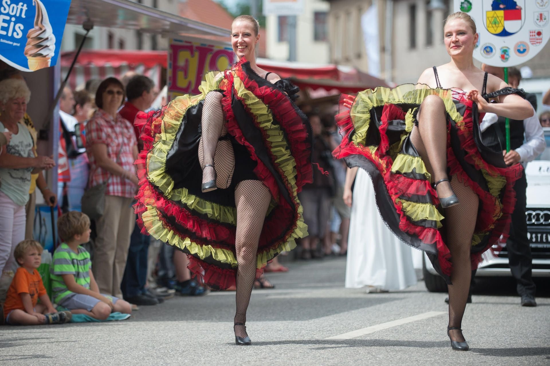 Corinna Kirchhöfer (l.) und Elisabeth Löffler vom Tanzstudio Eisleben tanzen in Eisleben zum Festumzug.