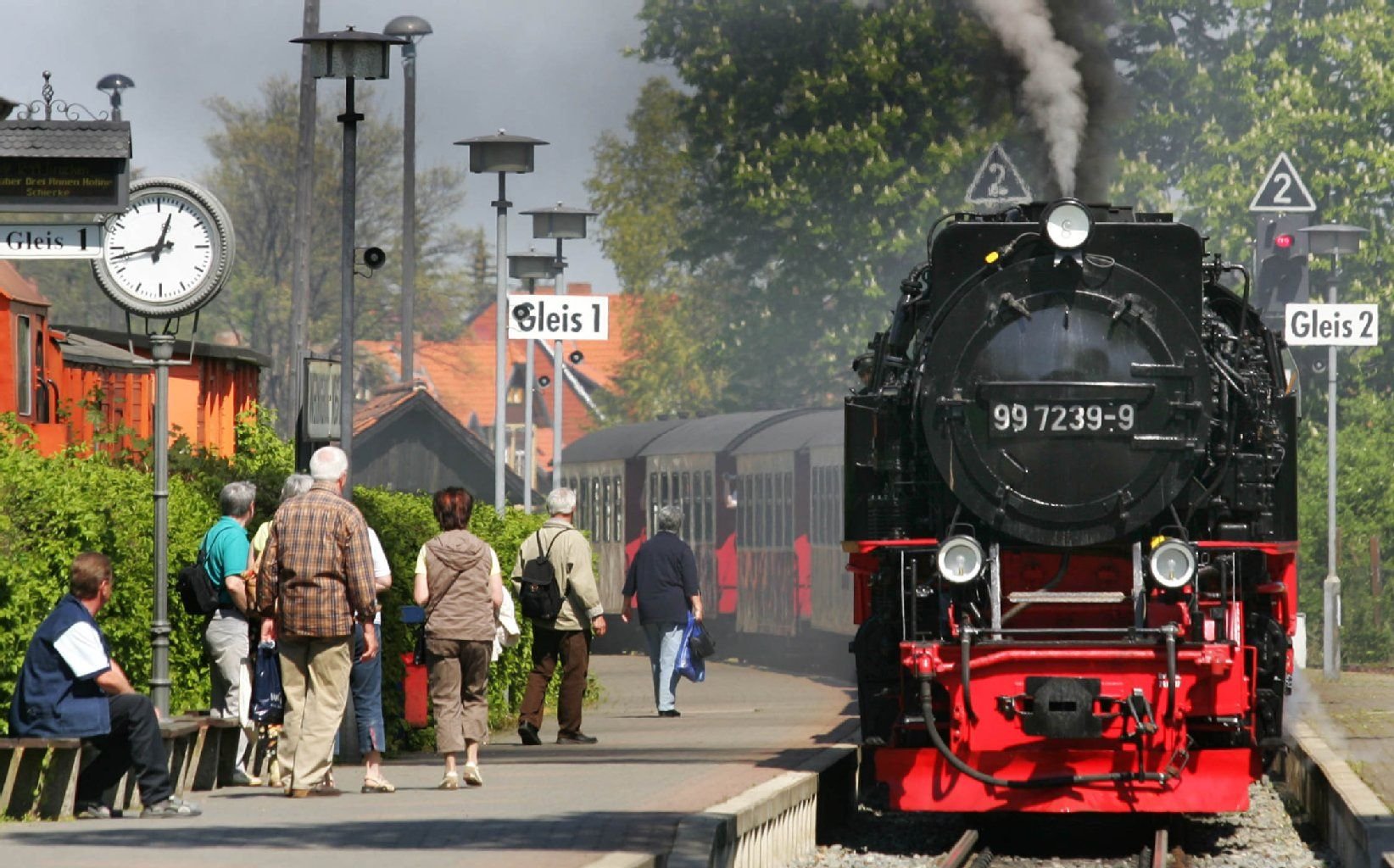 Eine historische Lokomotive der Harzer Schmalspurbahn (HSB) im Bahnhof in Wernigerode