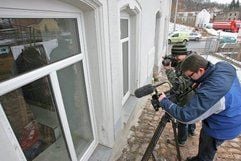 Medienvertreter stehen in der westsächsischen Kleinstadt Kirchberg (Zwickauer Land) vor einem Haus, in dem ein zweijähriger Junge offenbar verhungert und verdurstet ist. (Foto: dpa)