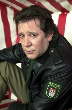 Der Schauspieler Jan Fedder posiert am 6. März 2001 anlässlich der Präsentation der XV. Staffel der ARD-Serie "Großstadtrevier" an der Überseebrücke im Hamburger Hafen. (Foto: ddp)