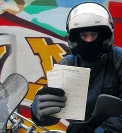 Bald aus dem Autoalltag verschwunden: Der Fahrzeugschein und der Fahrzeugbrief werden von Mitte 2004 an durch neue Dokumente ersetzt. (Foto: dpa)