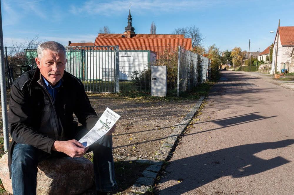 Peter Lipinski studiert im Spergauer Weg eine Skizze aus den Bauplänen für die L 178n.