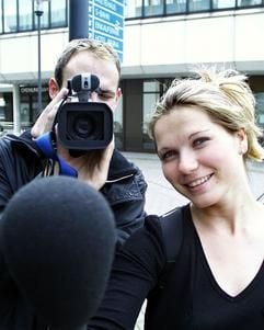 Begabtenförderung mit Kamera und Mikrofon - die Konrad-Adenauer-Stiftung greift mit ihren Förderprogrammen auch dem journalistischen Nachwuchs unter die Arme. Unterstützung können Studenten aller Fächer von einer Reihe von Organisationen bekommen. Studienerfolg ist dabei nicht das einzige Auswahlkriterium. (Foto: dpa)