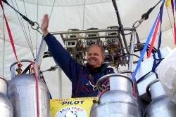 Steve Fossett in der Gondel seines Ballons