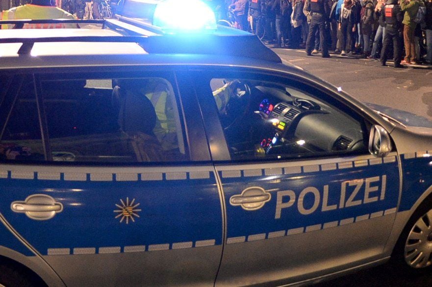 Die Polizei sichert eine Demonstration in Leipzig ab.