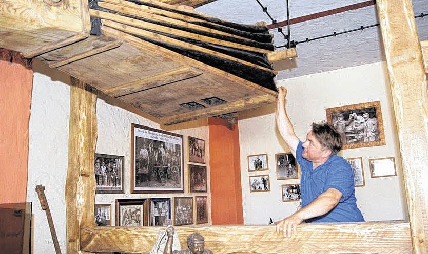Andreas Schneider zeigt, wie der Blasebalg funktioniert.