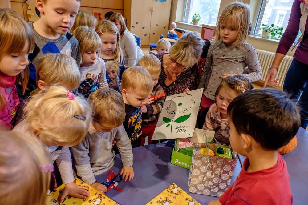 Und das, liebe Kinder, ist ein Zertifikat. In der Kita von Seegrehna wächst der Nachwuchs gesund auf.