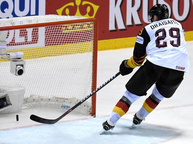 Deutschlands Eiskockey-Star Leon Draisaitl trifft zum 4:2 gegen Finnland. Foto: Monika Skolimowska