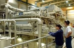 In der Kriepa Hygienepapier GmbH in Kriebethal wird von Lehrling Franziska Röder und Papiermacher Stefan Jänickel der Produktionsprozess der neuen Papiermaschine überwacht. Seit Jahreswechsel liefert die hochmoderne Anlage nach einer zehnwöchigen Anlaufphase jetzt täglich etwa 130 Tonnen besonders weiches Qualitätspapier für Taschen- und Kosmetiktücher, Toilettenpapier und Küchenrollen. (Foto: dpa)