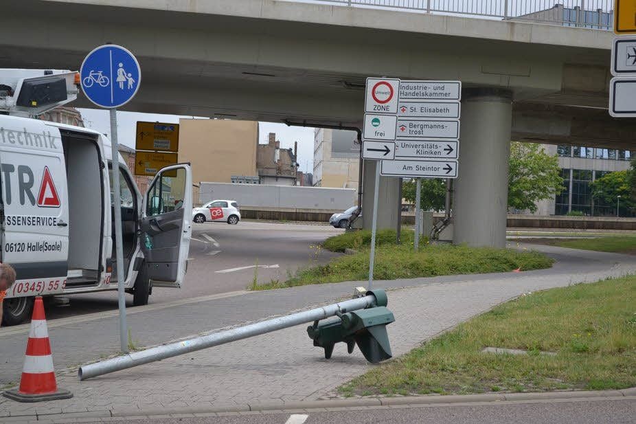 Bei einem Unfall wurde der Ampelmast am Riebeckplatz in Halle umgerissen.