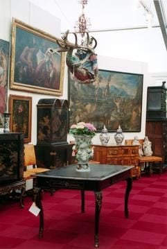 Möbel aus - blaublütiger - zweiter Hand: Das Auktionshaus Sotheby's versteigerte auch schon Möbel, Gemälde, Porzellan und Silber aus adeligen Haushalten. (Foto: dpa)