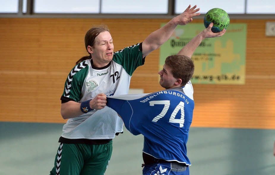 Der QSV, hier Dominik Erb, der von Christian Fischer am Trikot gehalten wird, gewann das Spiel gegen Aschersleben mit 26:23.