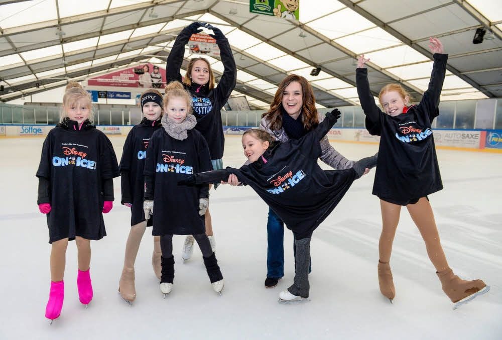 Kinder trainieren möchte Katarina Witt nicht. Aber als Botschafterin für „Disney on Ice“ hatte sie in Leipzig auch den Nachwuchs eingeladen.