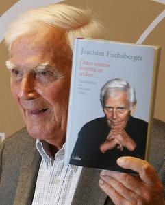 Der Schauspieler, Moderator und Showmaster Joachim «Blacky» Fuchsberger hält in Berlin sein Buch «Denn erstens kommt es anders...» in der Hand. (Foto: dpa)