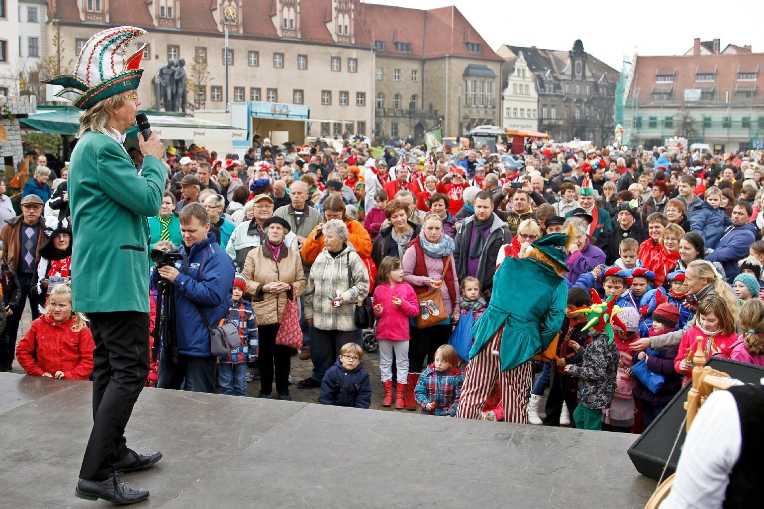 Matthias Pfützner, Präsident des ZCV, heizt den Massen ein.