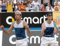 Jonas Reckmann (r) und Markus Dieckmann (Deutschland) jubeln am Mittwoch (22.06.2005) bei der Beach-Volleyball-WM in Berlin nach ihrem Sieg gegen die Kanadier Van Huizen/Leinemann. (Foto: dpa)