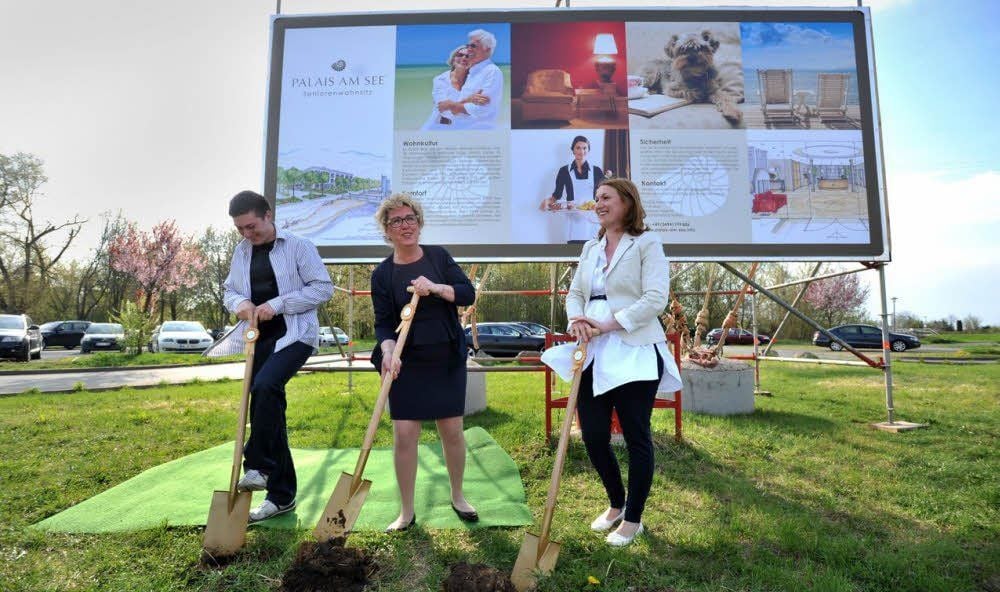 Cornelia Heidrich (M.) mit ihren Kindern Juliane und Philipp beim symbolischen Spatenstich.