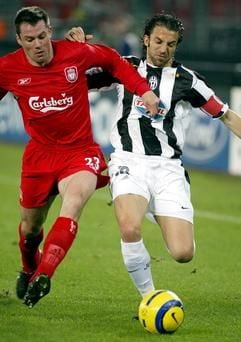 Juves Del Piero (r) gegen Carragher vom FC Liverpool (Foto: dpa)