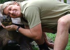 «Kokodiljäger» Steve Irwin umarmt im November 2005 eine 175 Jahre alte Galapagos-Schildkröte. (Foto: dpa)