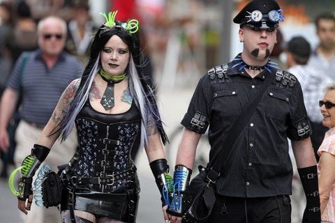 Zwei Besucher des Wave Gotik Treffens laufen durch Leipzig. Am gleichen Tag beginnt das Wave-Gotik-Treffen (WGT) 2011. (FOTO: DPA)