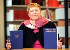 Beatrix Bouvier, Leiterin des Museums und Studienzentrums Karl-Marx-Haus der Friedrich-Ebert-Stiftung in Trier, zeigt am Dienstag (11.03.2008) in der Bibliothek der Einrichtung Bücher von Marx und Engels. (Foto: dpa)