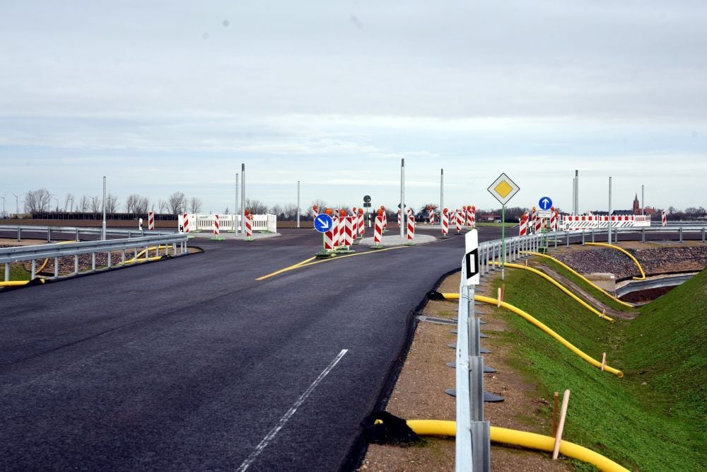 Der Kreisel Hinsdorf ist zwischen Zehbitz und Hinsdorf befahrbar. Die B 6 wird ihn später kreuzen.