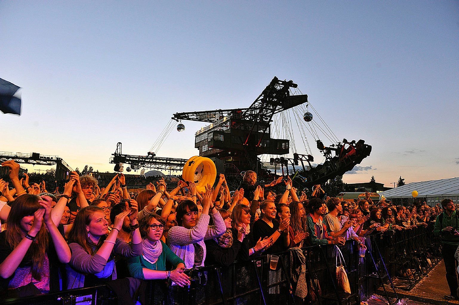 Besucher des Melt!-Festivals 2013 vor der Bühne in Ferropolis