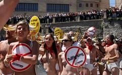 Mehrere hundert Tierschützer aus verschiedenenLändern haben am Donnerstag in Pamplona gegen die traditionelleStierhatz in der nordspanischen Stadt protestiert. (Foto: dpa)