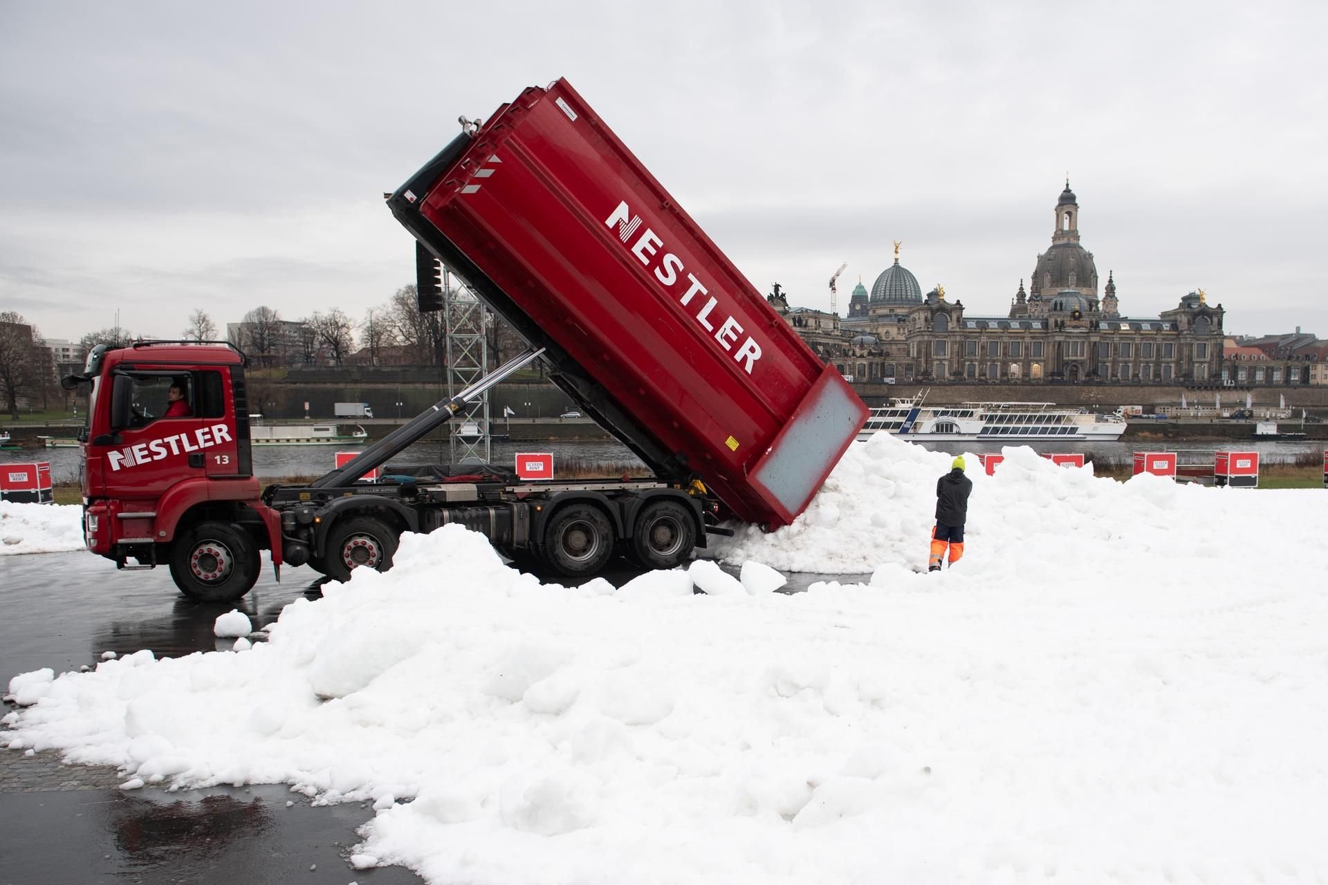 Ein LKW kippt am Elbufer vor der Frauenkirche eine Ladung Kunstschnee auf eine künftige Wettkampfstrecke. Am 11. und 12. Januar 2020 ist Dresden zum dritten Mal Gastgeber des FIS Skilanglauf Sprint-Weltcups