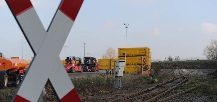 Am sanierten Anschlussgleis stapeln sich die Container aus Stuttgart.