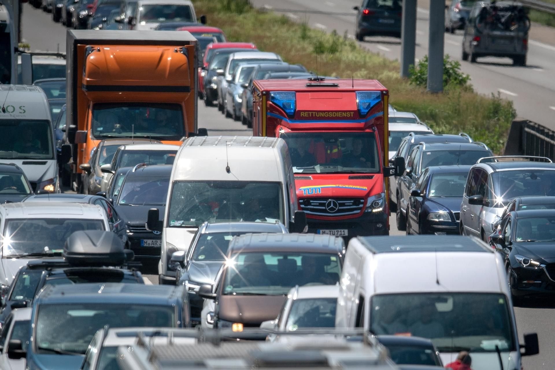Wer keine Rettungsgasse bildet oder sich sogar an das Rettungsfahrzeug hängt, muss künftig mit einem höheren Bußgeld rechnen (Symbolbild).